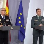 En la imagen, el subdirector general de Logística e Innovación de la Policía Nacional, el comisario José García Molina, y el jefe del Estado Mayor de la Guardia Civil, el general José Manuel Santiago, durante la rueda de prensa ofrecida en el Palacio de la Moncloa | Fuente: EFE/Palacio de la Moncloa