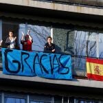 Vecinos aplauden desde sus balcones al personal sanitario