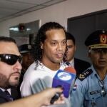 Imagen de archivo de Ronaldinho llegando al Palacio de Justicia en Asunción (Paraguay) para comparecer ante el juez