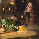 Una mujer comiendo