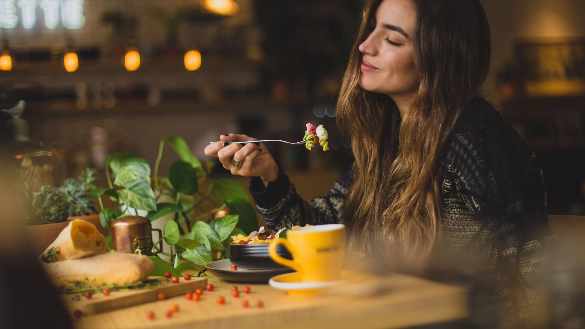 Una mujer comiendo