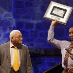 epa08338118 (FILE) - US pianist Ellis Marsalis (L) receives the Donostiako Jazzaldia award from his son, saxophonist Branford Marsalis (R), at the Trinidad square as part of the 51st Jazzaldia San Sebastian Jazz Festival, in San Sebastian, Spain, 22 July 2016 (reissued 02 April 2020). Ellis Marsalis died at the age of 85 on 01 April 2020, his family announced. EPA/JAVIER ETXEZARRETA *** Local Caption *** 52906864
