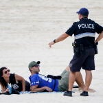 Las policías del todo el Mundo, como este agente en Australia, se esfuerzan por impedir los paseos de riesgo.