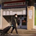 Una mujer pasa ante una oficina de empleo este jueves en Madrid. El paro registrado en marzo creció en más de 300.000 personas, hasta los 3,5 millones de personas, en tanto que la Seguridad Social perdió 833.979 afiliados al cierre del mes por el impacto del COVID-19, lo que supone la mayor caída de su historia y deja el número de cotizantes en 18,4 millones