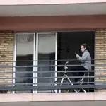 Una vecina realiza ejercicio en su terraza