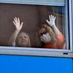Una usuaria con un familar de una residencia de ancianos de Valencia