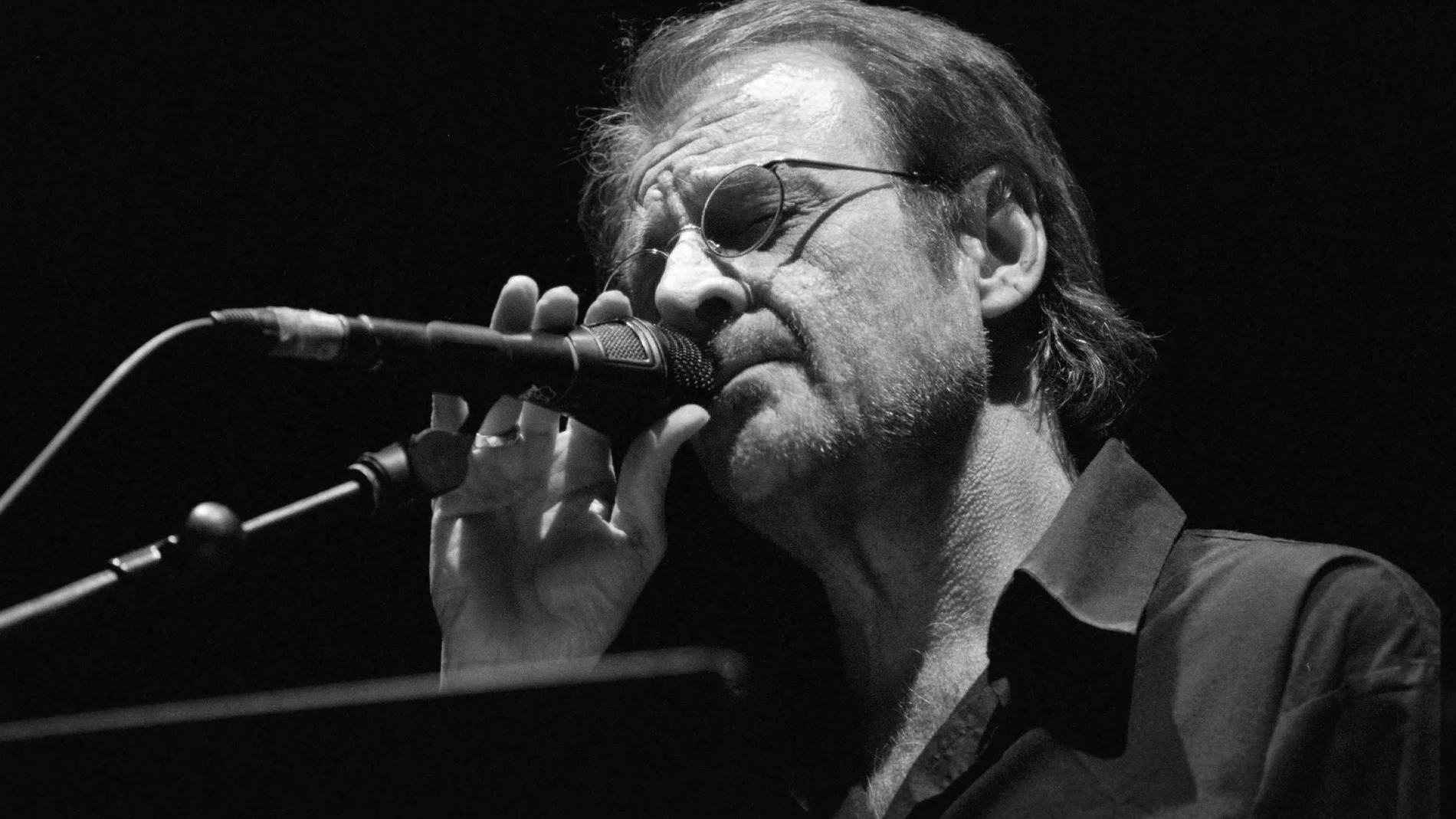 Luis Eduardo Aute en un concierto de 2001