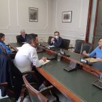 María José Català (PP) el pasado jueves con el alcalde de Valencia, Joan Ribó, la vicealcaldesa, Sandra Gómez, y el concejal Carlos Galiana