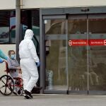 Una mujer ingresa en las urgencias del hospital La Fe de Valencia, único centro que ya impedía que el acompañamiento en el parto