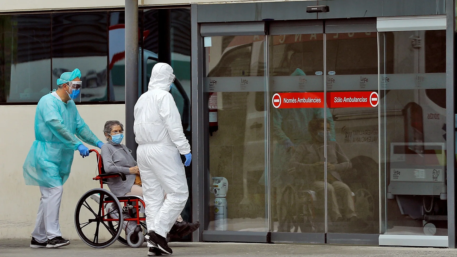 Prosigue el montaje de la estructura del hospital de campaña junto a La Fe