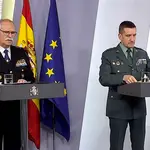 MADRID, 05/04/2020.- Captura de la señal institucional del Palacio de la Moncloa del subdirector general de Logística e Innovación de la Policía Nacional, el comisario principal José García Molina (i), y el jefe del Estado Mayor de la Guardia Civil, general José Manuel Santiagodurante la rueda de prensa ofrecida este domingo en el Palacio de la Moncloa, en Madrid, para informar de la pandemia del coronavirus. EFE/Moncloa