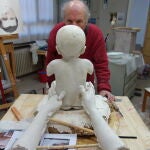 Antonio López trabaja sobre la escultura en yeso, a la espera de fundirla. «Me reconozco en ese niño», dice
