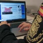 Imagen de archivo de la Policía Nacional adviertiendo sobre los ciberdelitos.