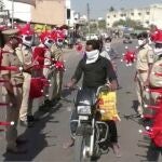 Policías indios con cascos con la forma del coronavirus