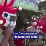 Los "coronacascos" de la policía india