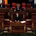 El presidente del Gobierno, Pedro Sánchez (c), durante una intervención en el pleno del Congreso
