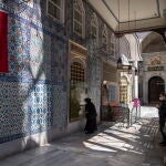 Fieles con mascarillas en el patio de la mezquita del Sultna Eyupr en Estambul/EFE