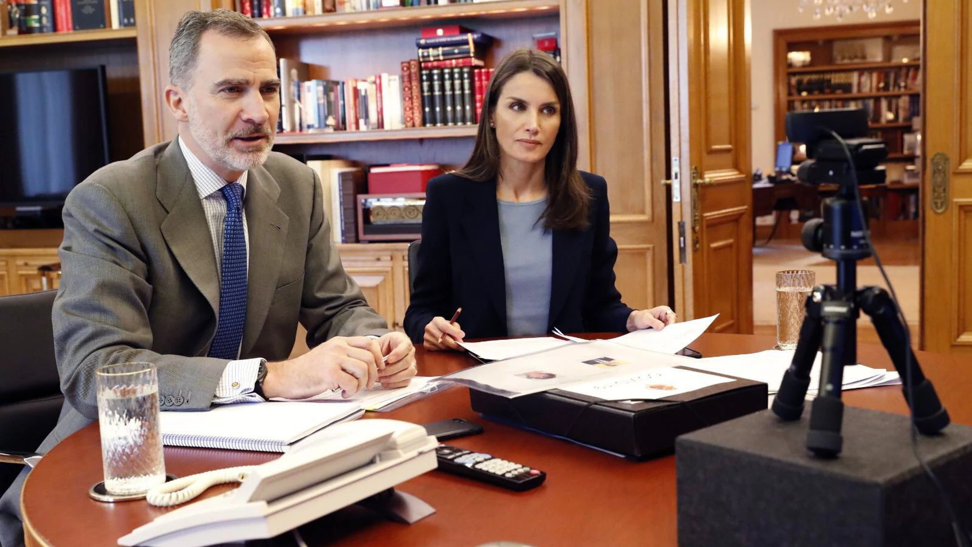 Royal couple talk to Valencia's Port representatives