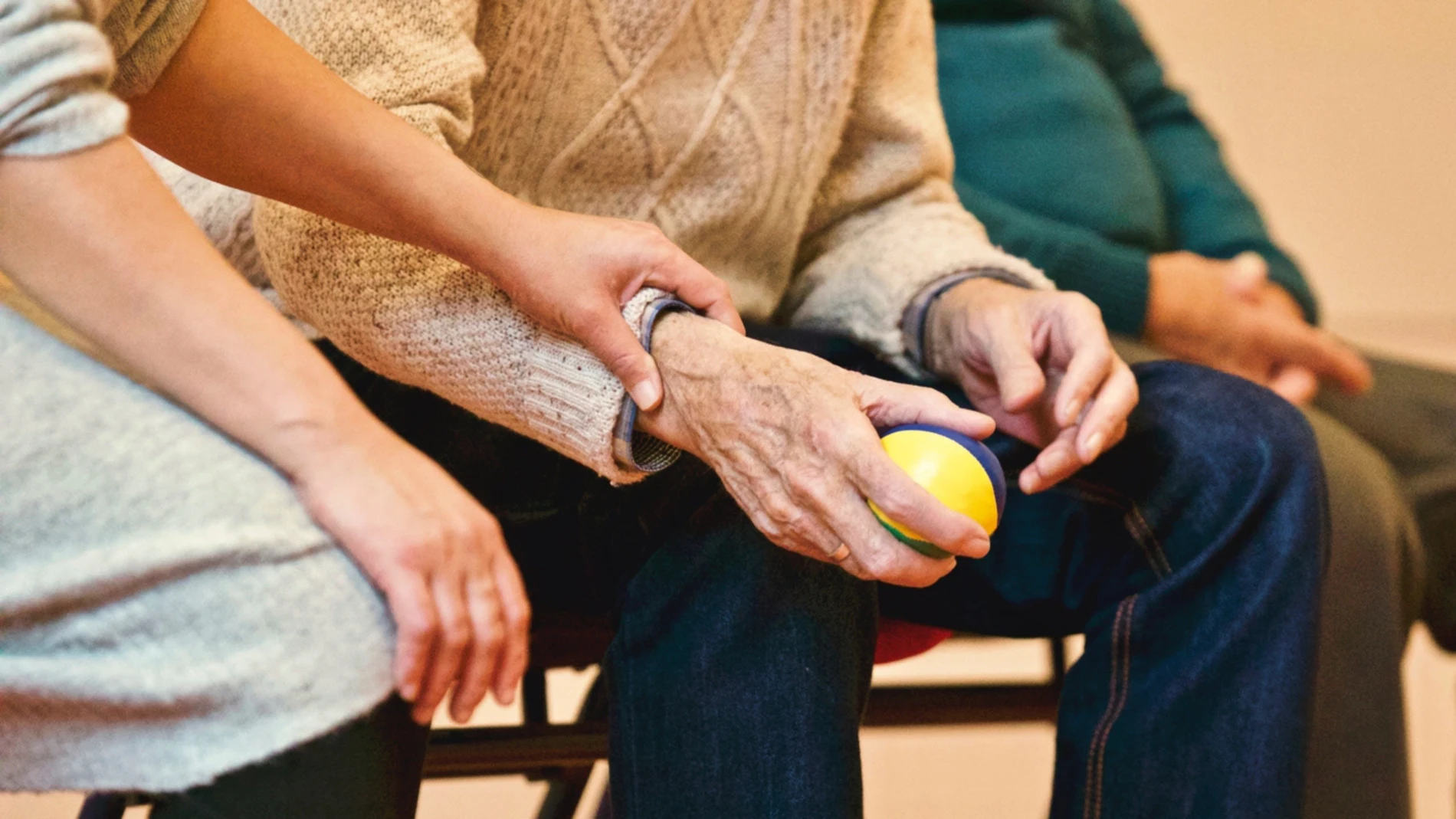 Coronavirus.- Asociaciones d Familiares de Personas con Alzheimer elaboran guías y manuales para cuidadores y entorno
