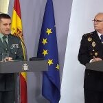 GRAF7287. MADRID, 08/04/2020.- Captura de la señal institucional del Palacio de la Moncloa del jefe del Estado Mayor de la Guardia Civil, general José Manuel Santiago (i) y el subdirector general de Logística e Innovación de la Policía Nacional, el comisario principal José García Molina, durante la rueda de prensa ofrecida este miércoles en el Palacio de la Moncloa, en Madrid, para informar de la pandemia del coronavirus. EFE/Moncloa