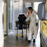 Un sanitario traslada a un enfermo en San Sebastián de los Reyes