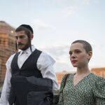 A la derecha, Shira Haas, junto a Amit Rahav, en una escena de &laquo;Unorthodox&raquo;