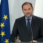 Captura de la señal institucional del Palacio la Moncloa del ministro de Transportes, Movilidad y Agenda, José Luis Ábalos, durante la rueda de prensa que ha ofrecido junto a la ministra de Industria, Comercio y Turismo, Reyes Maroto, este miércoles en el Palacio de la Moncloa. EFE/Moncloa
