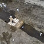 Los servicios funerarios entierran cuerpos de víctimas del coronavirus en Hart Island, en el barrio neoyorquino del Brox/AP