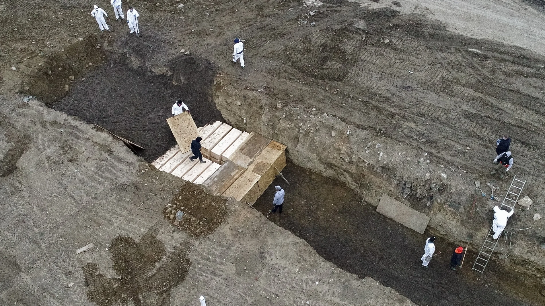Los servicios funerarios entierran cuerpos de víctimas del coronavirus en Hart Island, en el barrio neoyorquino del Brox/AP