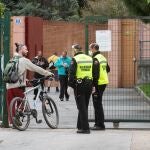 Dos vigilantes jurados a las puertas de un recinto público
