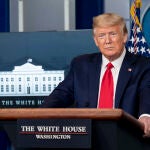 El presidente Donald Trump escucha una pregunta en su última rueda de prensa sobre el Covid-19