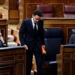 MADRID, 09/04/2020.- El diputado de Ciudadanos Edmundo Val pasa ante los ministros José Luis Ábalos y Fernando Grande Marlaska (i) antes de intervenir en el pleno celebrado este jueves en el Congreso para aprobar una nueva prórroga del estado de alarma, en un debate en el que también se abordará la nueva fase que se abrirá en las próximas semanas con el levantamiento progresivo de las restricciones a la movilidad por el coronavirus. EFE/Mariscal POOL