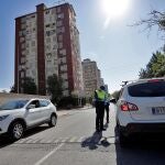 Agentes de la Guardia Civil y de la Policía Local de la localidad valenciana de la Pobla de Farnals controlan los accesos a las playas.