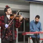 El violinista Jorge Guillén toca acompañado al piano durante un concierto en homenaje al personal sanitario del Hospital temporal en Ifema