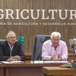 MEX9287. CIUDAD DE MÉXICO (MÉXICO),09/04/2020.- Fotografía cedida este jueves por la Secretaría de Agricultura y Desarrollo Rural (Sader), que muestra a su secretario, Víctor Villalobos (d), acompañado del encargado del Instituto Nacional de Investigaciones Forestales, Agrícolas y Pecuarias (INIFAP), Luis Ángel Rodríguez (i), durante una videoconferencia con directivos e investigadores del organismo, en Ciudad de México (México). A pesar la emergencia provocada por la COVID-19 en México, la Secretaría de Agricultura y Desarrollo Rural (Sader) informó este jueves que busca fortalecer el desarrollo de tecnologías y proyectos en favor de los productores del sector agropecuario. EFE/Sader/SOLO USO EDITORIAL /NO VENTAS