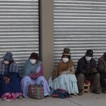 Ancianos bolivianos esperan con mascarillas para recibir su pensión en La Paz/AP