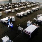 Empleadas municipales de Sant Andreu de la Barca limpian el hospital de campaña de la Guardia Civil y el Ayuntamiento de Sant Andreu de la Barca (Barcelona)