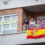 Vecinos de la logroñesa plaza de Escocia tras el acto diario de los aplausos en homenaje a los trabajadores sanitarios