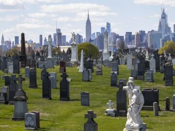 El skyline de Nueva York desde el cementerio de Queens una de las zonas m&aacute;s afectadas por el covid-19 con una alta incidencia entre los hispanos