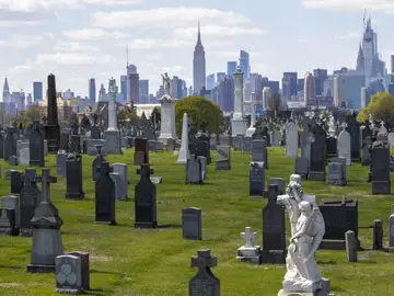 El skyline de Nueva York desde el cementerio de Queens una de las zonas más afectadas por el covid-19 con una alta incidencia entre los hispanos El skyline de Nueva York desde el cementerio de Queens una de las zonas más afectadas por el covid-19 con una alta incidencia entre los hispanos