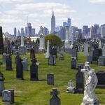 El skyline de Nueva York desde el cementerio de Queens una de las zonas más afectadas por el covid-19 con una alta incidencia entre los hispanos