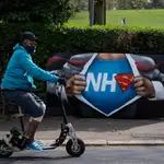 Un mural dedicado al Sistema Nacional de Salud británico, en Londres