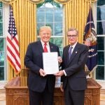 El embajador de España en Estados Unidos, Santiago Cabanas junto al presidente Donald Trump en el Despacho Oval