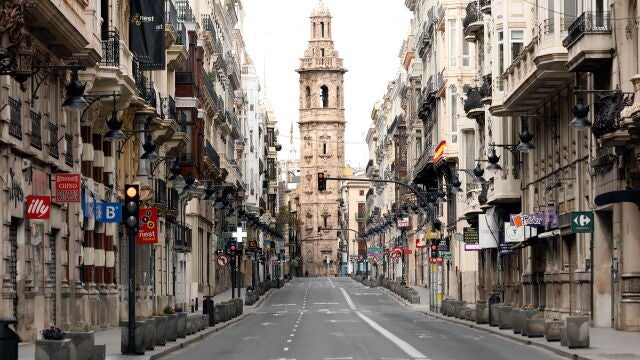 Vista de la desierta calle de la Paz en Valencia a causa de la prohibición de salir a la calle