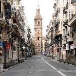 Vista de la desierta calle de la Paz en Valencia a causa de la prohibición de salir a la calle