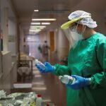 Enfermera: "Es duro llevar un EPI durante horas, pero imprescindible"