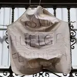 Pancarta de la huelga del 8M en un balcón