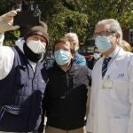 El alcalde de Madrid, José Luis Martínez-Almeida (c), y el director gerente del Hospital Gregorio Marañón, Joseba Barroeta (d), asisten al homenaje que la Policía Nacional de Madrid ha rendido al personal sanitario del centro hospitalario como reconocimiento a la labor realizada ante la pandemia del coronavirus. EFE/Ballesteros
