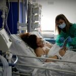 Una paciente, con respirador y sedación, puede saludar a su marido con su hijo recién nacido