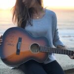 Sara Carbonero tocando la guitarra en febrero de 2019.